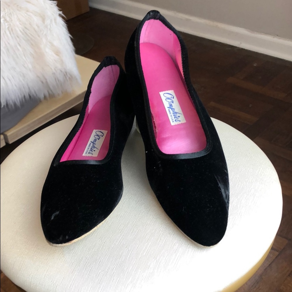 O’omphies Black Velvet Vintage Flats